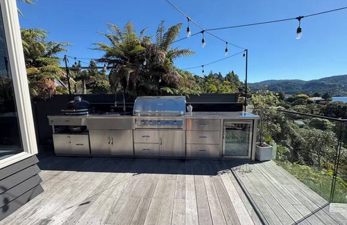 Lake Okareka Apartment | Room with Lake View at Ōkāreka, Rotorua – Large Deck, Spa & BBQ Retreat