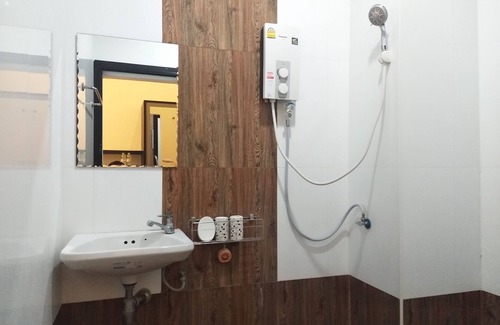 Phanat Nikhom Hotel | RoomQuest Chonburi Phanat Nikhom