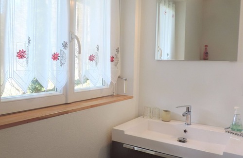 Goldbach-Altenbach Bed & Breakfast | Rooms and guest table mountain