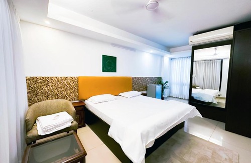 Hauz Khas Village Hotel | Roomshala 114 The Locals - Hauz Khas