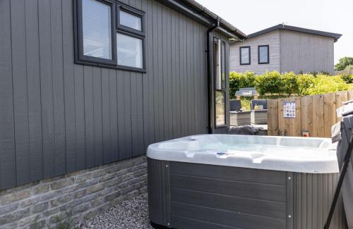 Lifton House | Rose Lodge, 21 Roadford Lake Lodges
