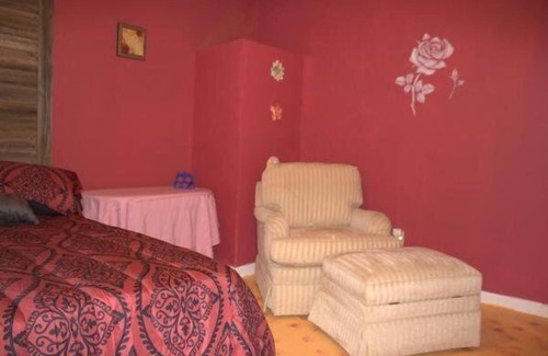 Canton Hotel | Rose Red in Rustic setting