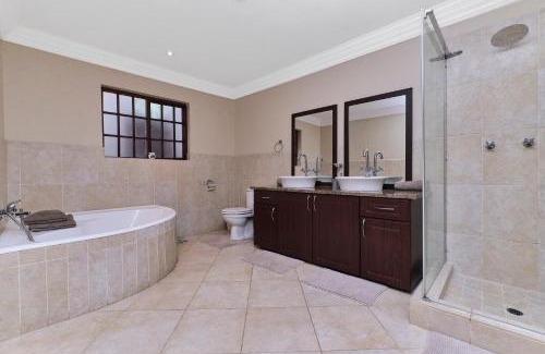 Houghton Estate Apartment | Rose Road Manor - Guest suite