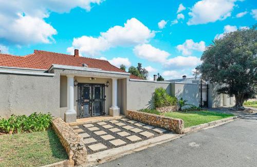 Houghton Estate Apartment | Rose Road Manor - Guest suite