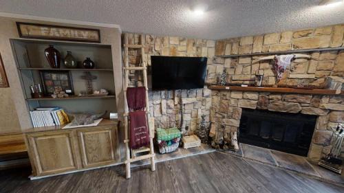 Red River House | Rose Rock Mountain View - Pet Friendly - Fireplace - WiFi - Hot Tub - Washer - Dryer
