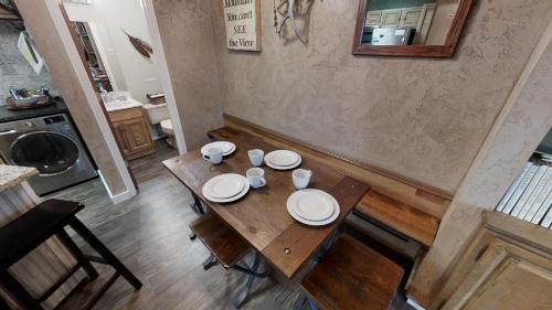 Red River House | Rose Rock Mountain View - Pet Friendly - Fireplace - WiFi - Hot Tub - Washer - Dryer