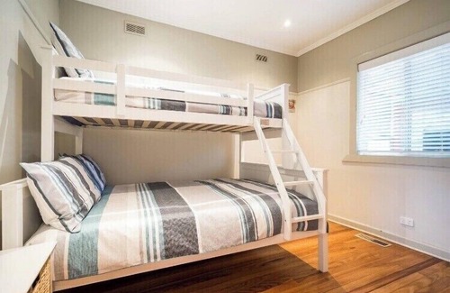 Rosebud Hotel | Rosebud central Beach house with WIFI