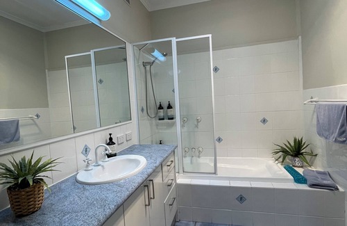 Rosebud Hotel | Rosebud central Beach house with WIFI