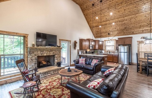 Sylva House | Rosey Hazel - Stunning Mountain Views!