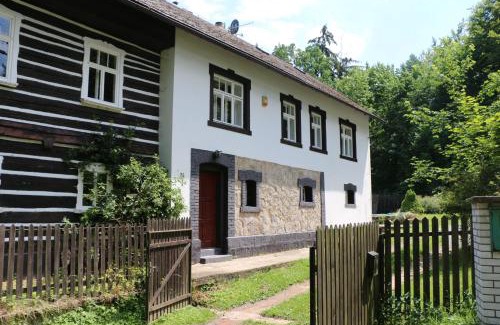 Noviny pod Ralskem House | Roubenka nad řekou