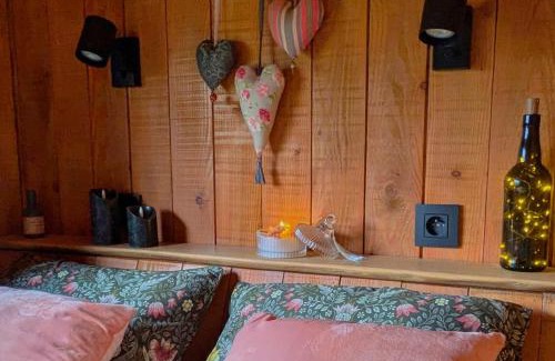 Folx-les-Caves Bed & Breakfast | Roulotte Ravel-Emoi Chambre Insolite de Charme