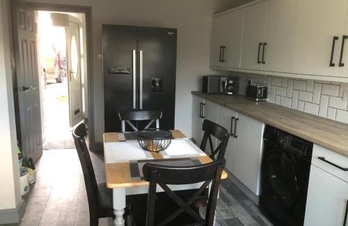 Newton Aycliffe House | Rowan Place 5 Bedroom Off Street Parking Accommodation