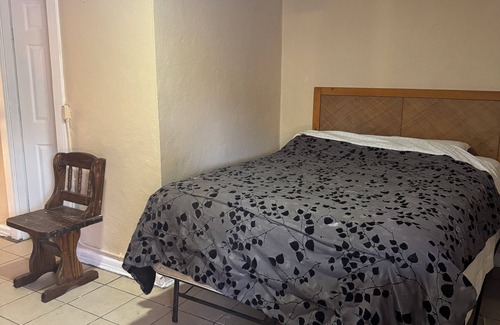 South Pensacola Hotel | Royal Arms Motel