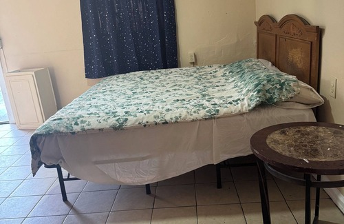 South Pensacola Hotel | Royal Arms Motel