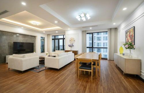 Thanh Xuan Apartment | Royal City 3BR Vintage Pool & Garden View