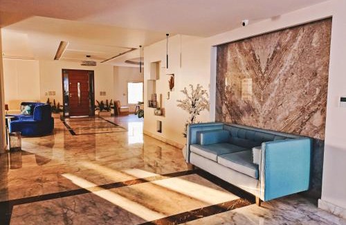 Sheikh Zayed City Apartment | Royal Elegance Room