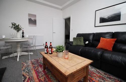Penylan House | Royal Oak House by Tŷ SA - 5 bedroom house