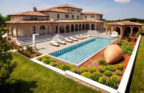 Vizinada Villa | Royal Pool in Tuscan Mansion by Don Giordano Excelsior