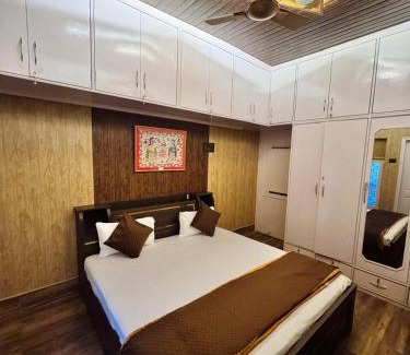 Mahmoorganj Apartment | Royal Roots VNS - Entire Place