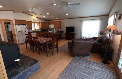 June Lake Apartment | Rr-johnson Suite