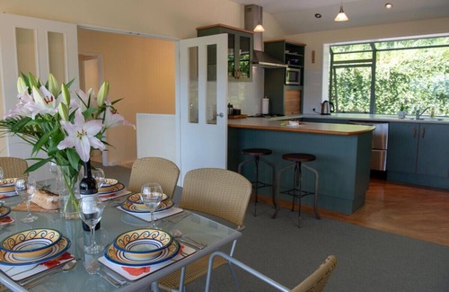 Akaroa Cottage | Rue Noyer Lookout - Akaroa Holiday Home