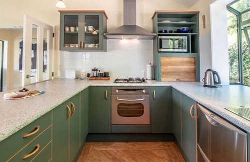 Akaroa Cottage | Rue Noyer Lookout - Akaroa Holiday Home