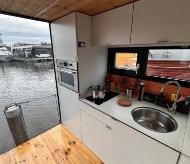 Schmoeckwitz Boat Rental | Ruheoase am Wasser, Sauna-Hausboot in Naturidylle