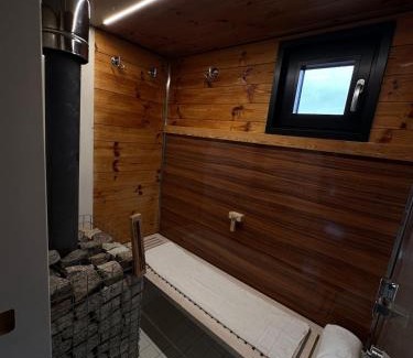 Schmoeckwitz Boat Rental | Ruheoase am Wasser, Sauna-Hausboot in Naturidylle