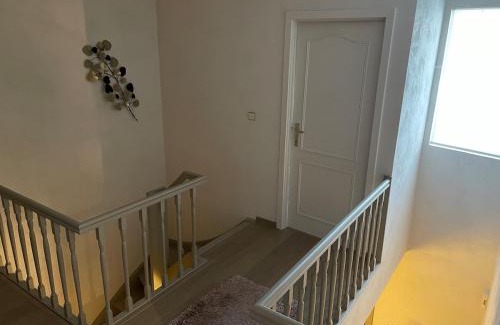 Wevelgem House | Ruime woning met privé-kamer en modern comfort