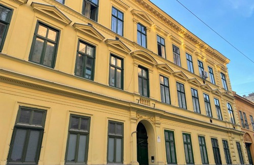 Csarnok negyed Apartment | rumaroma by STN