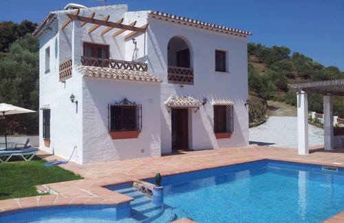 Torrox House | Rural house 15 minutes away from the beach. Private swimming pool and free WIFI