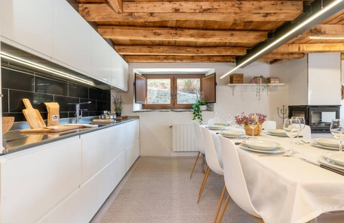 Mollo House | Rural House 'El Roure' with Mountain View, Private Pool and Wi-Fi