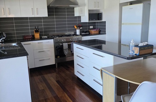 Brisbane Waterfront Cottage | RUSS VEGAS