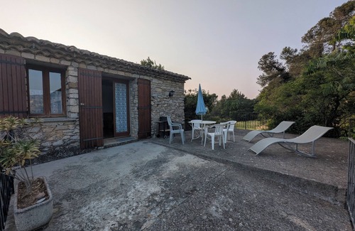 Crestet Apartment | Rustic apartment with terrace and nature view close to Vaison-la-Romaine