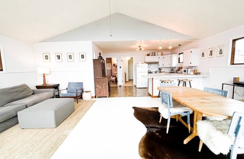 De Lancey Cabin | Rustic 2BR Summer Cabin Getaway with Stunning Mountain Views