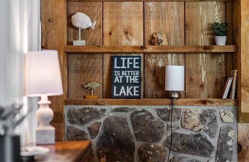 Winchester House | Rustic Cabin, Dock, Firepit, Kayaks & Games