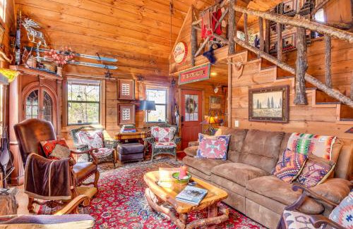 Wiley House | Rustic Cabin with Porches 8 Mi to Tallulah Gorge!