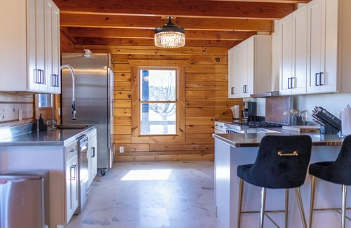 Gallatin Cabin | Rustic Charm Meets Modern Comfort – Cozy 3-Bedroom Retreat in Gallatin