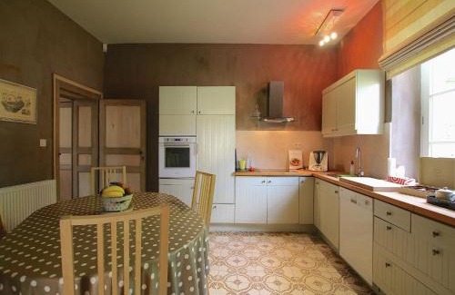 Latour House | Rustic Charm, Modern Comfort, cleaning included