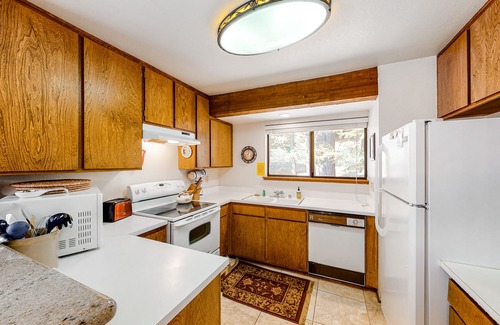 Lakeshore Condo | Rustic Condo with Shared Pool & Hot Tub - Walking Distance to Huntington Lake