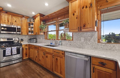 Piney Creek Cabin | Rustic Cosmic Cabin with Panoramic Mountain views!