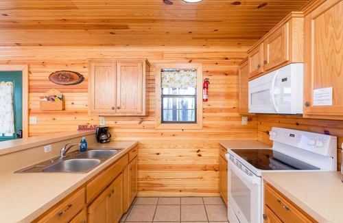 Mountainburg Cabin | Rustic Coyote Ridge Cabin with a Hot Tub