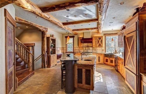 Baldy Mountain House | Rustic-elegance wrapped in custom mountain luxury, steps from Baldy Hiking Trail and shuttle stop