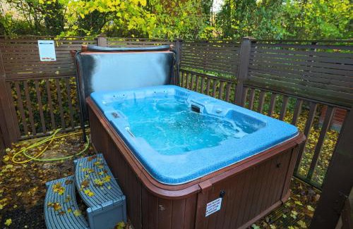 Liverton Villa | Rustic Fawn Lodge with Hot Tub for 4 - Resort Spa in Devon