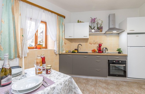 Crni Kal House | Rustic Hideaway Črni Kal