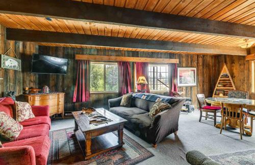 Chiloquin House | Rustic Home with Deck and Grills on Williamson River!