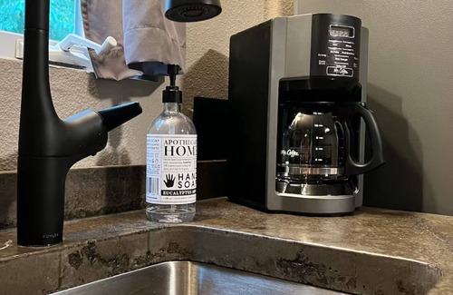 Wisconsin Dells Cottage | Rustic King Cottage @ Sandstone Rustic Retreat