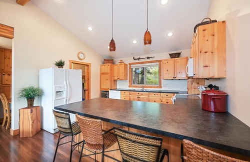 East Kootenay Cabin | Rustic Lakefront Cabin with breathtaking views