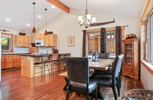 East Kootenay Cabin | Rustic Lakefront Cabin with breathtaking views