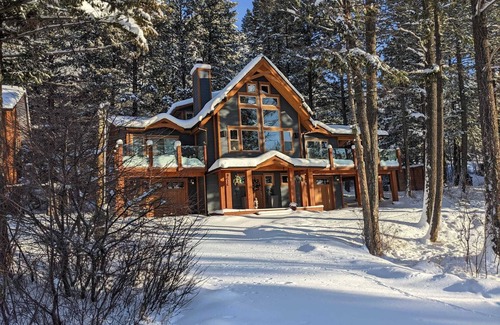 East Kootenay Cabin | Rustic Lakefront Cabin with breathtaking views